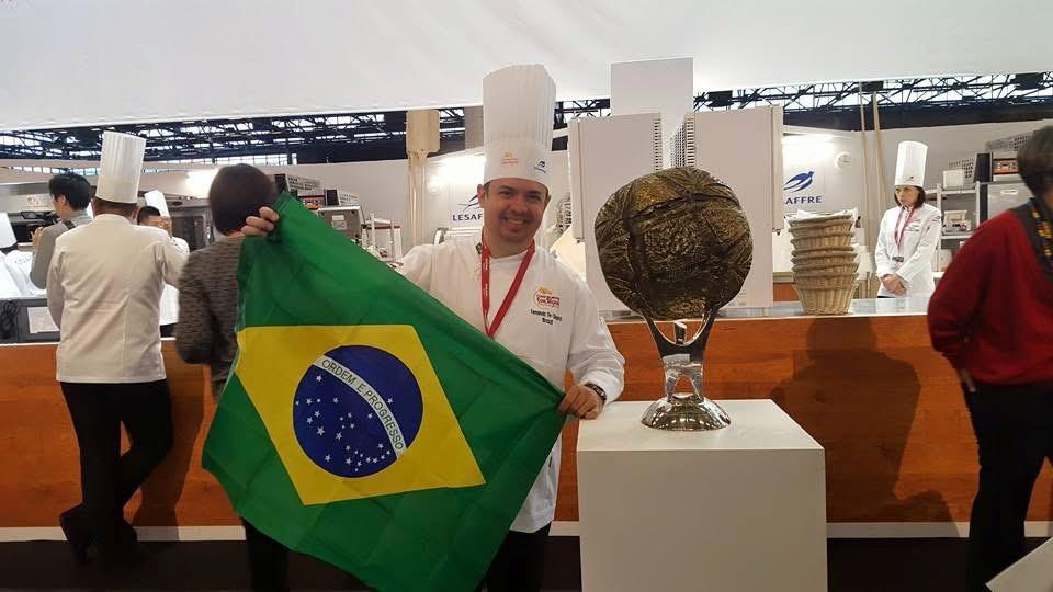 Chef Fernando de Oliveira ao lado do troféu Mondial du Pain — Nantes, França